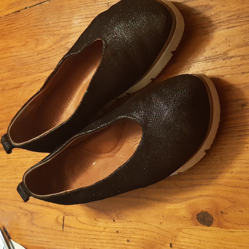 Kenneth Cole Slip ons.    7.5